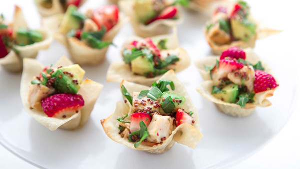 20191111_5dc8f62758651 CHICKEN, STRAWBERRY AND AVOCADO WONTON CUPS